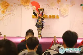 云南首家24小时营业音乐餐吧晚枫里开业 美食与音乐混搭图片