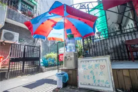 38℃，青年路上饮水点 送水站老板请走过的你喝一杯图片