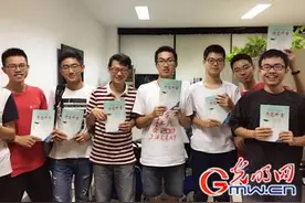 雅百特向上海交大学子赠送《博览群书》思源湖畔书香扑面图片