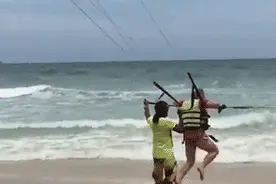 动图记录男子玩滑翔伞坠海身亡全程图片