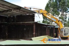 凤岗：官井头村一违建木材厂被依法拆除图片