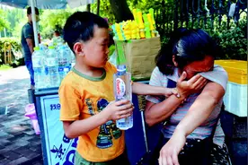 八岁娃烈日下卖冰棍感动青岛 学校将减免学费图片