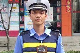 河南鲁山“光脚警察”红了 自感压力大图片