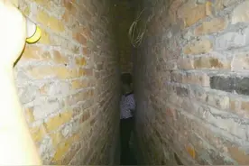 宜昌一男子路遇交警检查 弃车跑进窄巷不肯出来图片