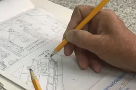 郑州七旬大爷地铁角落用铅笔作画：勾勒一生丨视频图片