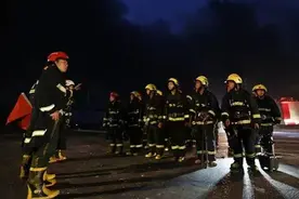 舍生忘死的中国消防战士 vs 年薪10万澳元的澳洲职业消防队员图片