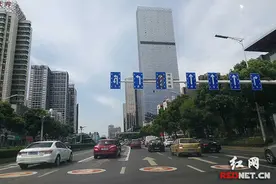 韶山路新建路口可变车道来了！直行或转弯请先看指示牌图片