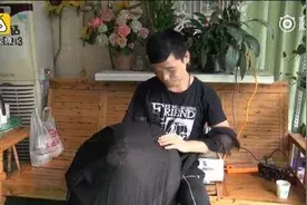 头盖黑面纱送餐？这名外卖小哥为何如此神秘？图片