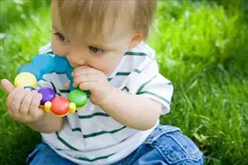 夏天这么给孩子穿衣服可不行！宝宝穿衣有学问！图片