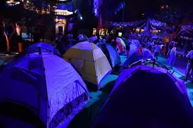 杭州宋城万人帐篷露营 泼水战高温图片