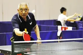 老人打乒乓球好处多图片