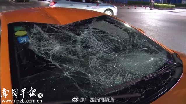 南宁街头一兰博基尼深夜撞倒代驾小哥！网友：怎么又是你