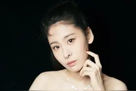 张碧晨佩戴Chopard萧邦珠宝腕表亮相亚洲金曲大赏 荣膺“内地最受欢迎女歌手”图片