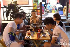 串串小店里 他为女友端出一盘感人的蛋炒饭图片