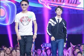 67岁上海摩登爷爷与TFBOY王俊凯同台走秀跳舞图片