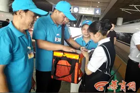 记者体验“高铁外卖”：发车3分钟吃到热乎肉夹馍图片