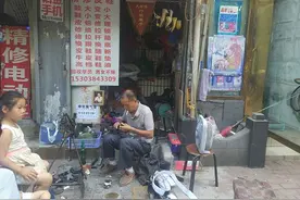 鞋子大小"自由切换"  郑州一修鞋匠凭匠心买套房图片