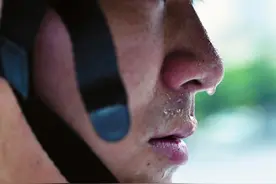 烈日下的北碚“焦”巡警，依然“战斗”在路口图片