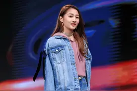 行走的腿精！关晓彤首次走秀 逆天长腿怒刷存在感图片