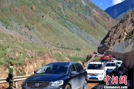 川藏线西藏芒康段塌方 武警交通部队迅速抢通图片
