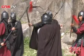 横店探班：高温下的群众演员 戏服一天多次干湿图片