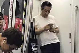 地铁偶遇“局座”，帆布包太内涵，好感度+1+1+1图片