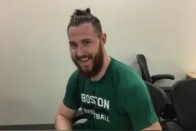 官方！凯尔特人晒贝恩斯签约照图片