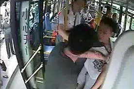 醉汉上公交挤到年轻女乘客 护花使者坐不住了图片