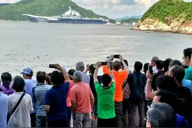 港媒称辽宁舰航母编队载誉离港：访港5日热情席卷全城图片