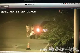女司机高速爆胎手足无措 暖男收费员出手相助化险为夷图片