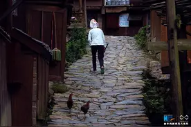 新华网航拍：巴拉河畔留住岁月的古朴苗寨图片