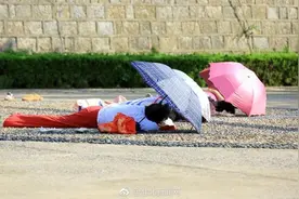 尬躺！大妈三伏天扎堆广场烤“石疗”图片