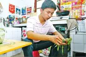 大河报·利群阳光助学丨报完志愿 驻马店准大学生搬砖挣学费图片
