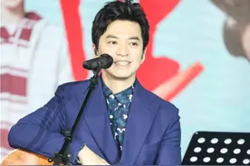 《春风十里》李健冯唐老友相聚互赞 张一山熊抱周冬雨图片