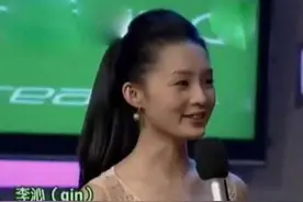 李沁第一次上快本被谢娜叫错名字 何老师帮忙纠正图片