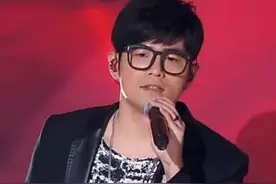 《新歌声》第二季开播 周杰伦戴黑色镜框撞脸李荣浩图片