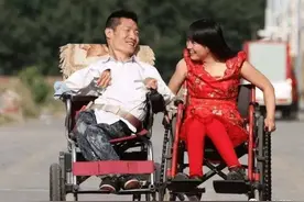 在轮椅上残疾夫妻的真实生活照，太多的心酸和不易图片