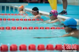 西藏举行游泳比赛 迎“7·16全民游泳健身周”图片