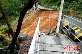 深圳连续三日局部特大暴雨 致山体滑坡道路中断(图)图片