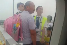 首都机场4岁儿童未购票乘机系因工作人员疏忽，登机曾安检图片