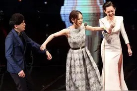 分手情侣再相见 最后一对的眼神感慨万千图片