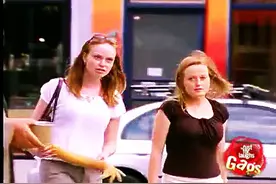 美女东西掉在地上，路人捡起归还，接下来一幕让他很尴尬！图片