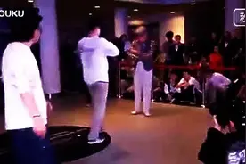 70岁大爷和年轻人斗机械舞 虐暴全场！图片