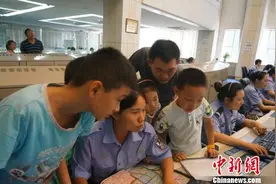 郑州萌娃参观110指挥中心 学习报警常识图片