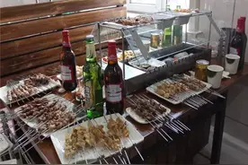 下班去哪｜5个萌大叔发明“完美烤串机”，买200肉串，机器你拿去用〜图片