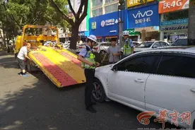 渭南整治道路违停 非机动车乱停放占盲道罚20元图片