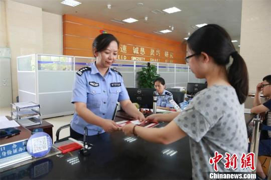 成都人才落户新政出台首日 南京大学硕士生落户