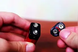 国外小伙手工制作的迷你电锯，换一下材料能逆天，太牛逼了！图片