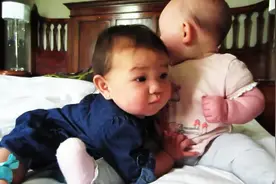 两兄弟在床上太可爱了！看了这个视频，就想要二胎了！图片