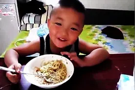笑死人的宝宝吃饭，太可爱了图片